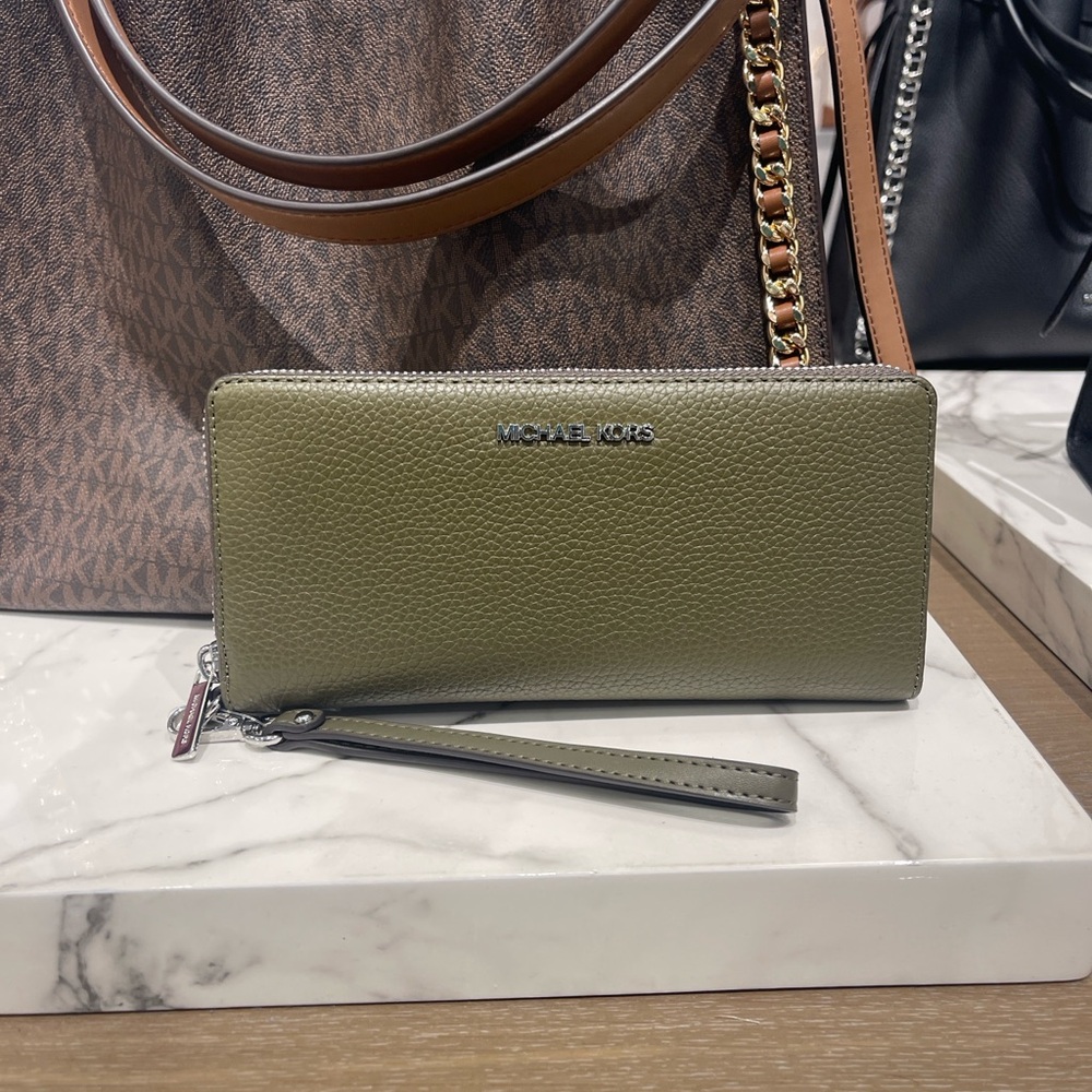 MICHAEL KORS Lg Pebbled Leather Continental Wallet Wristlet Phone Holder
Olive - Picture 6 of 16